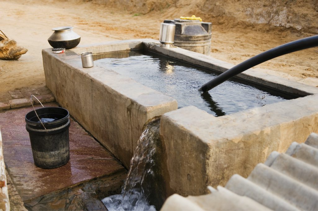 2.k%C3%A9p Old watering system water filling a clay tank 1024x681 - مواردی که در مورد سیستم های آبیاری خودکار نمی دانید